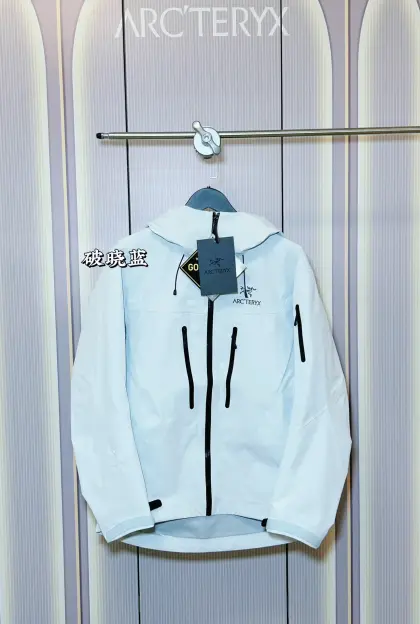 sv7破晓蓝 顶级版本Arcteryx始祖鸟 Alpha系列 Sv 第7代 GORE-TEX Pro 刺绣Logo图案休闲运动连帽拉链硬壳冲锋衣滑雪服 24SS新品 Arc‘teryx鸟家第七代冲锋衣,相比于6代 做工更加精致,面料升级,更适合户外探险 防风防水一流,官方定位登山必备! 搭配Recco搜救器,升级全身美胶工艺,更加耐造不易开胶!立体弯刀袖版型 超级显瘦 原版开版.多月精心打造,真的是这几年做出最好的一款冲锋衣 欢迎对比,如果你喜欢高品质,想要回头客.一定要推荐这款!不会让你失望!同行不合作别偷图!认准人间! GORE-TEX 3.0面料刺绣Logo图案,腋下开口设计保证快速散热而不严重失温,流水点帽檐丝滑避雨不遮挡视线,对开口拉索设计,方便在极限条件下队友帮你快速解决取拿难题,带拉链的插手口袋,容量很大足可以存放随身物品,戴着笨重的手套也可轻而易举拿取,下摆防风雪可以防止大雪灌入. 对于滑雪爱好者来说,始祖鸟绝对能让你成为雪场最亮的崽 相信我 其他几个色上身更加惊艳! 颜色:破晓蓝 衣长:76 78 80 82 84 胸围:60 62 64 66 68 肩宽:47 48 49 50 51 S码推荐90-120斤 M码推荐120-140斤 L码推荐140-160斤 XL码推荐160-180斤 XXL码推荐180-200斤